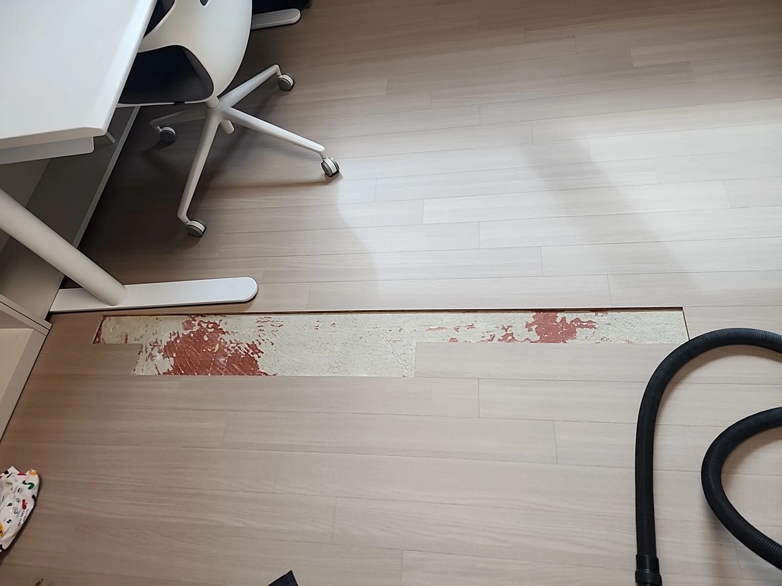 광명 아파트 강마루 긁힘 교체 — 장판 느낌 없이 원래대로 시공 사진 2 - 집사고 전국 생활 설치·수리