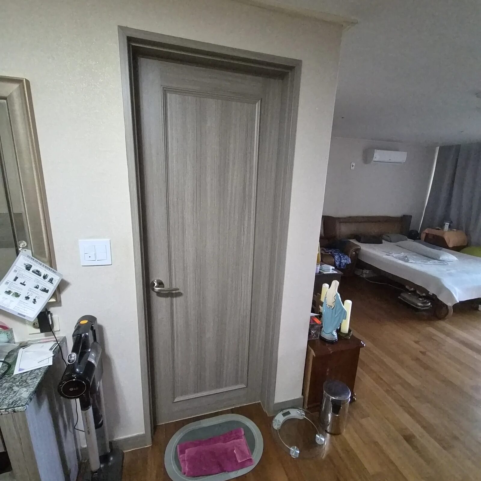 시공 전 - 일산 화장실 문 교체 — 물에 불어 안 닫히던 문을 ABS문으로 집사고