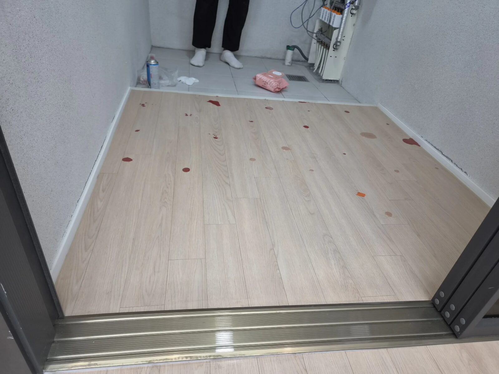 부천 거실 들뜬 마루, 뜯지 않고 본드 주입으로 복원 시공 사진 2 - 집사고 전국 생활 설치·수리
