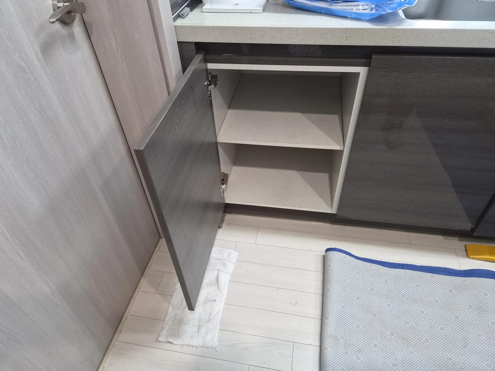 시흥 아파트 로봇청소기 도크 공간 리폼 – 거실 구석 애매한 자리 정리 시공 사진 2 - 집사고 전국 생활 설치·수리
